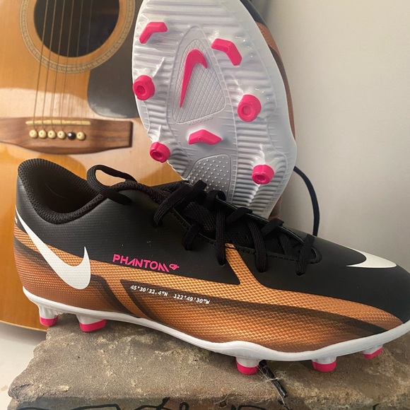 Girls Nike Cleats. Size 4.5 - Picture 2 of 3